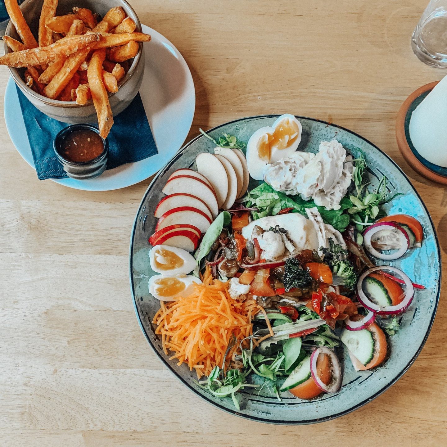 Can you eat high fibre foods with a stoma? | rainbow salad with goats cheese and sweet potato fries
