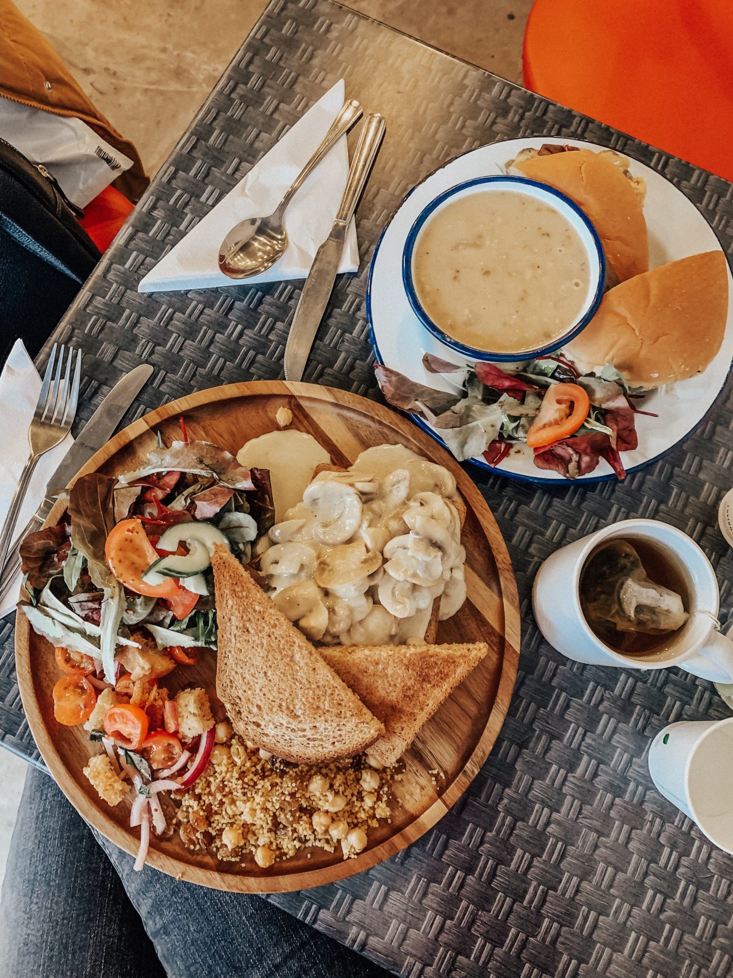 Can you eat high fibre foods with a stoma? | garlic mushrooms on toast