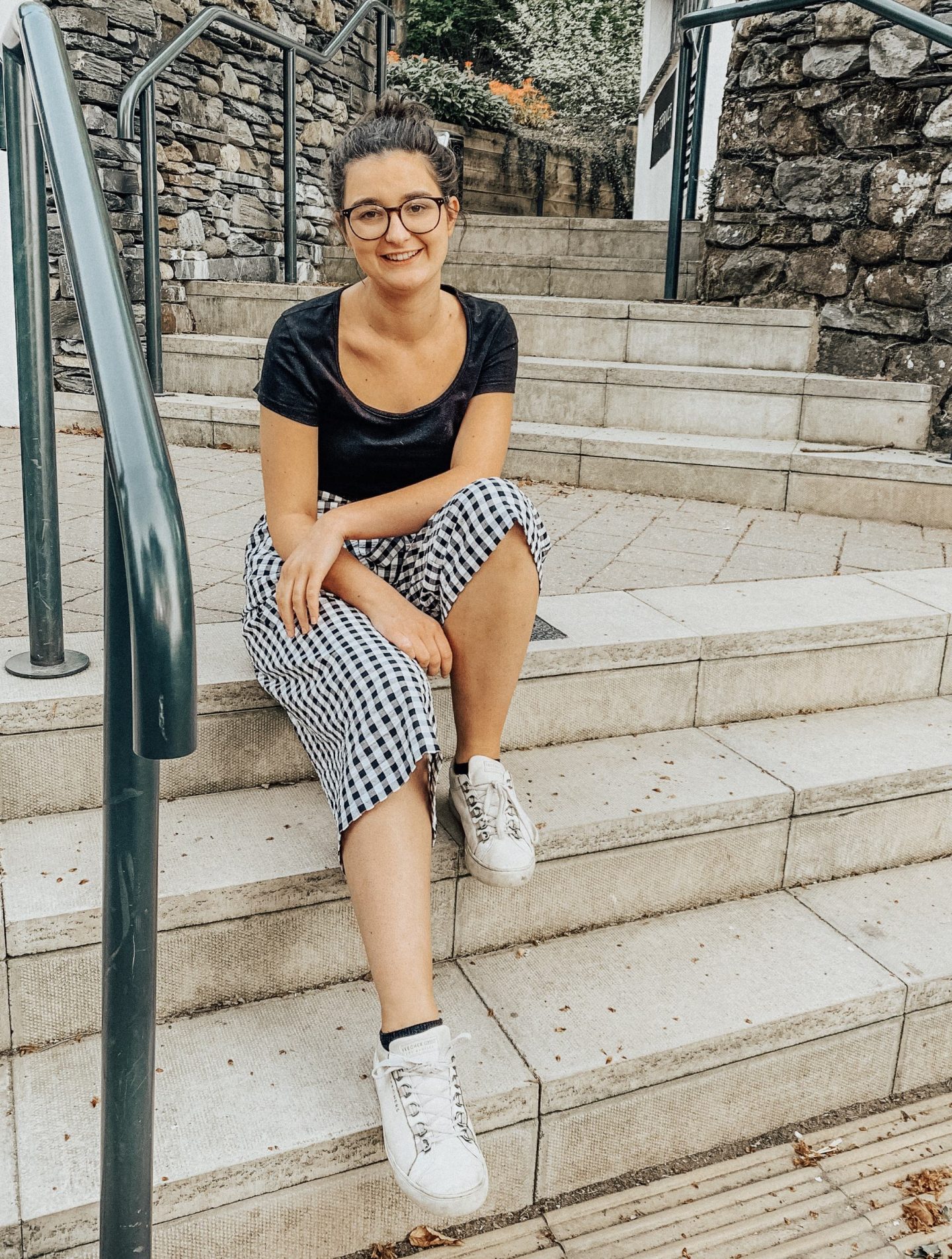 What are the symptoms of IBD | girl sitting on steps