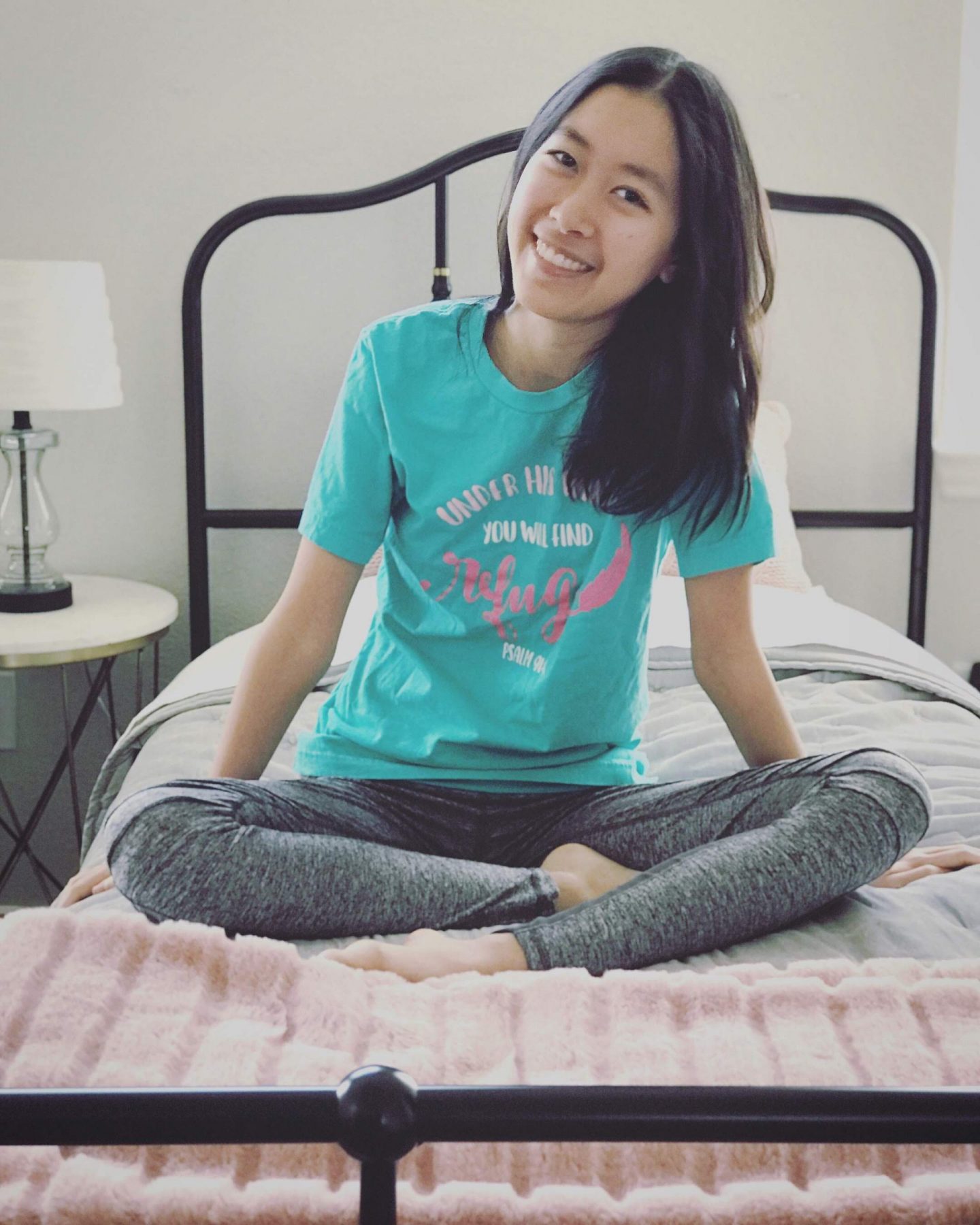 The Spoonie Diaries : Jordan Renae smiling sitting on her bed